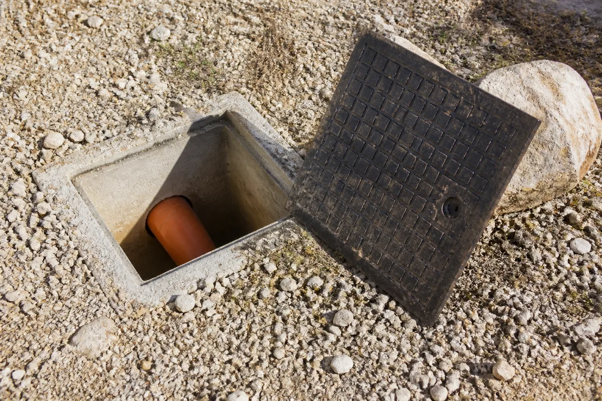 Déboucher une canalisation extérieure : méthode et limites